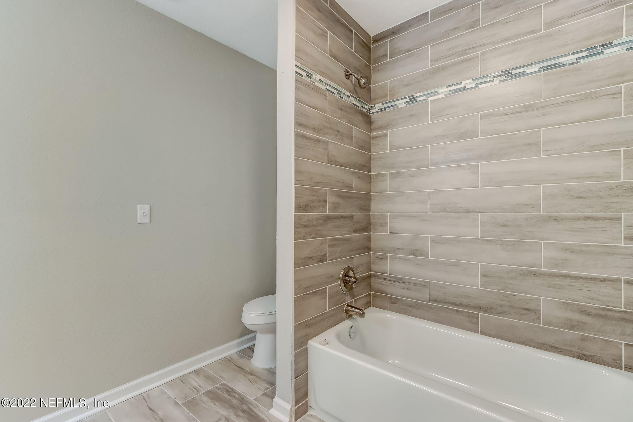 5218 Sunderland Road Jacksonville, FL 32210 - Photo 18 of 23 a bathroom with a bathtub