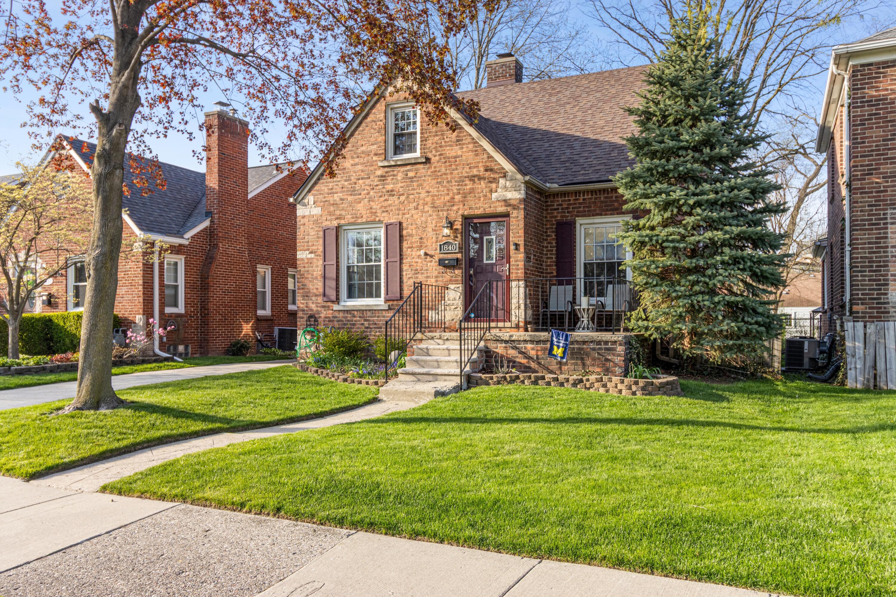 1840 Hampton Road Grosse Pointe Woods, MI 48236 - Photo 2 of 41 33-1840_Hampton-032