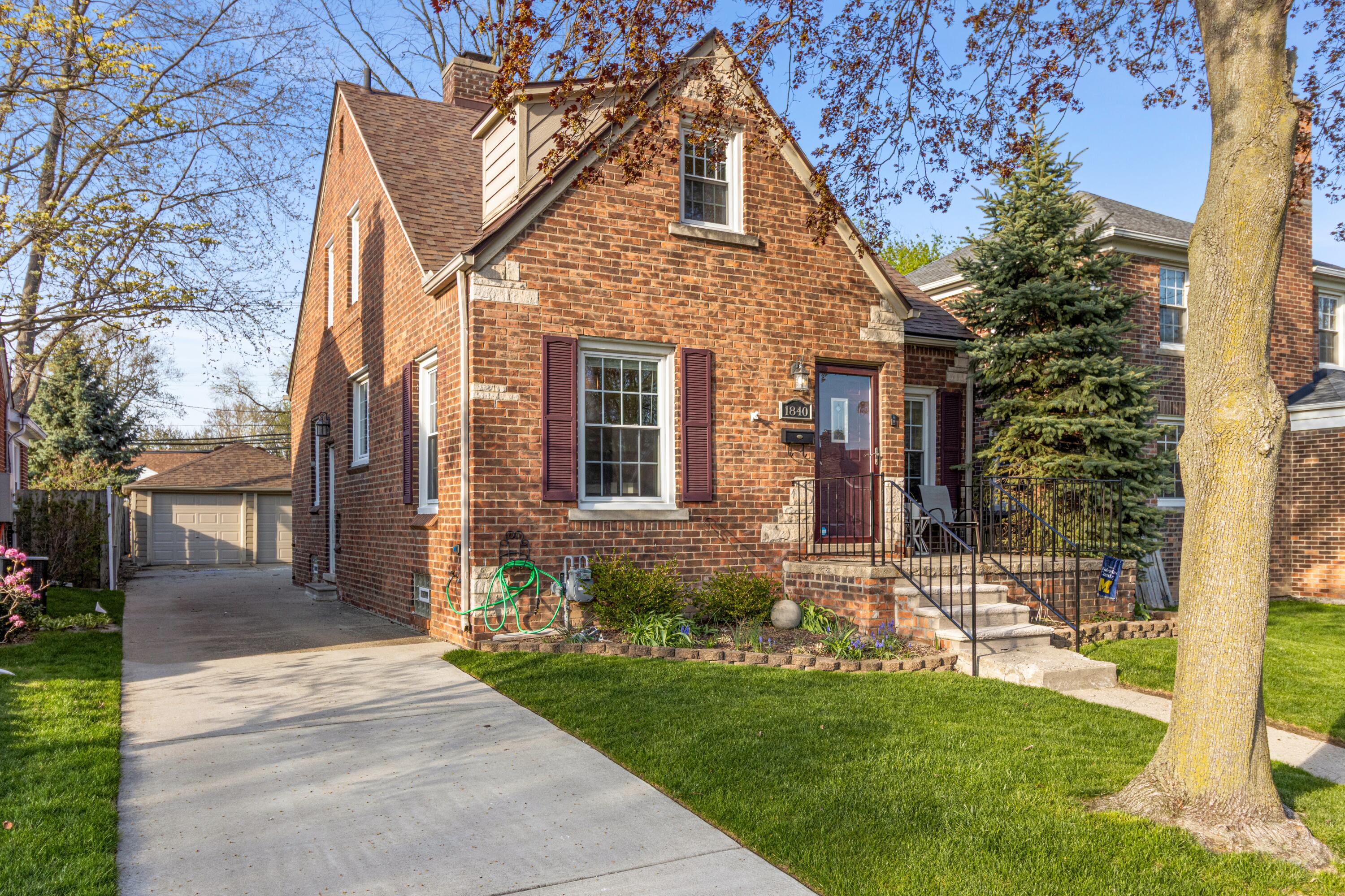 1840 Hampton Road Grosse Pointe Woods, MI 48236 - Photo 3 of 41 35-1840_Hampton-034