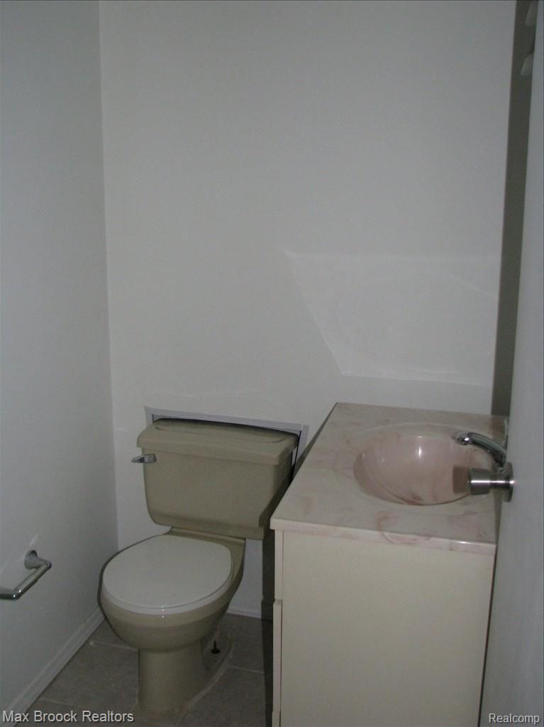 5665 John R Road Troy, MI 48085 - Photo 23 of 25 2nd bath