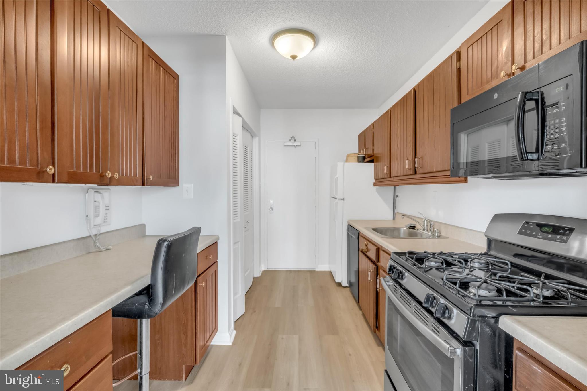 4141 North Henderson Road, Unit 104 Arlington, VA 22203 - Photo 7 of 23 Charming kitchen with modern appliances.