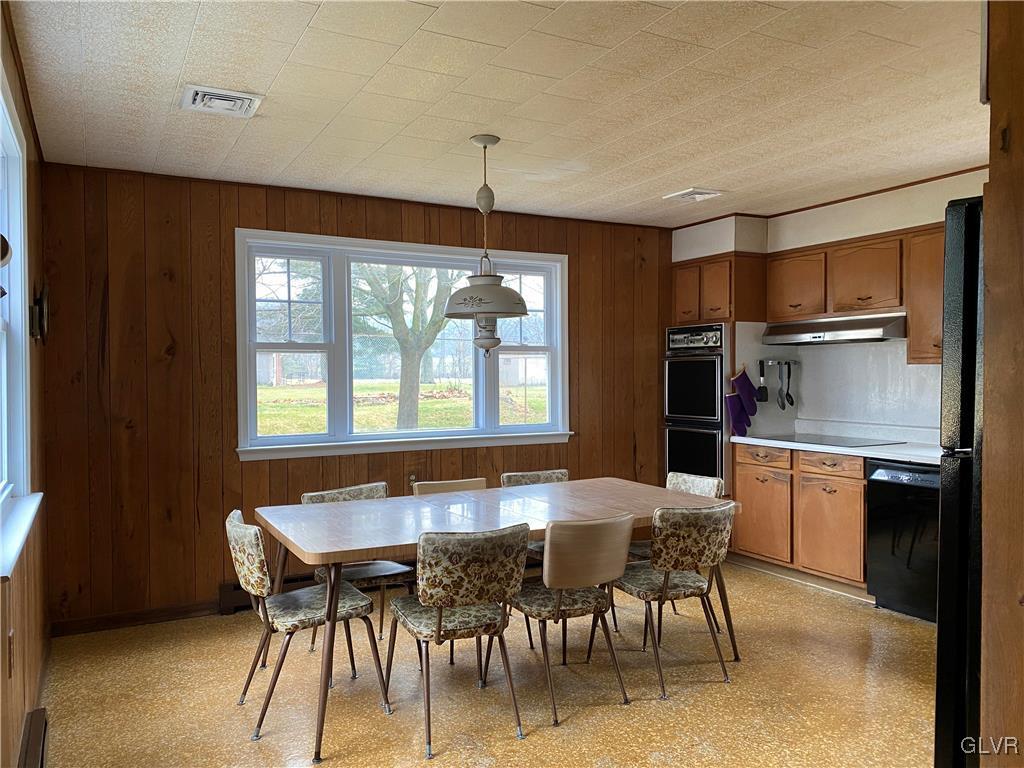 Eat-in Kitchen