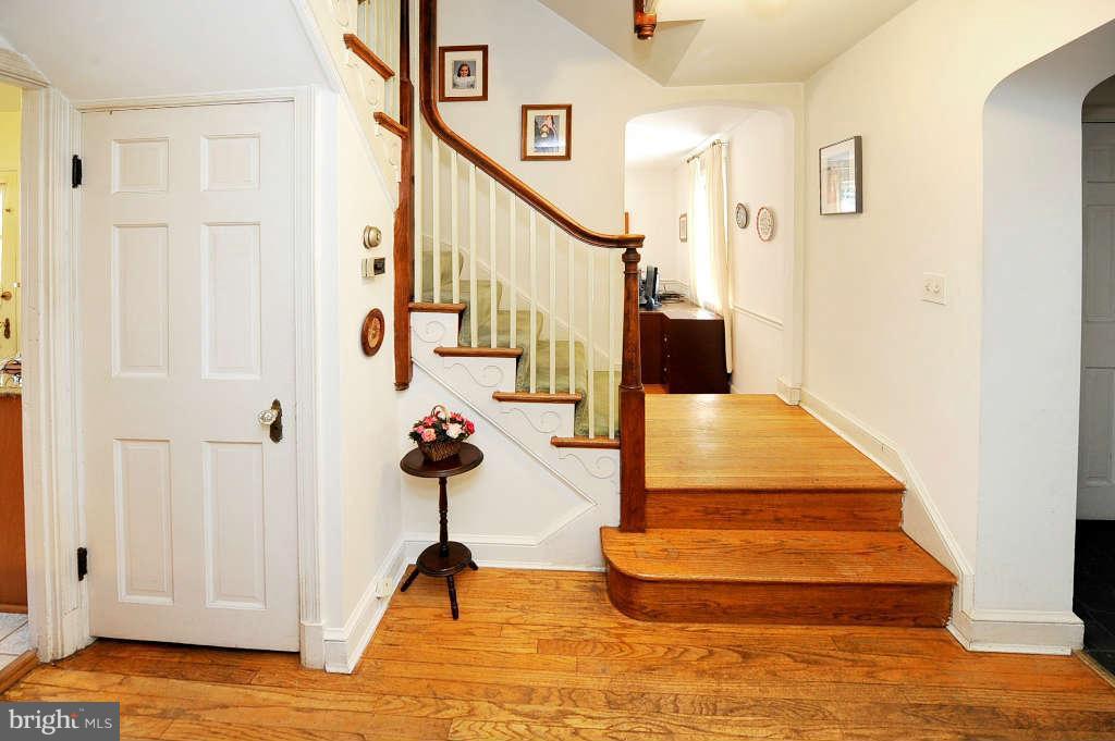 4523 Sleaford Road Bethesda, MD 20814 - Photo 8 of 23 a view of an entryway