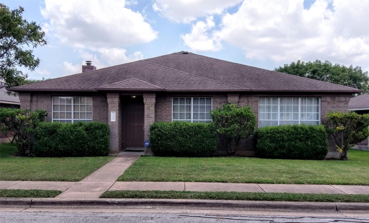 1041 Disraeli Circle Pflugerville, TX 78660 - Photo 2 of 29 a front view of a house with a garden