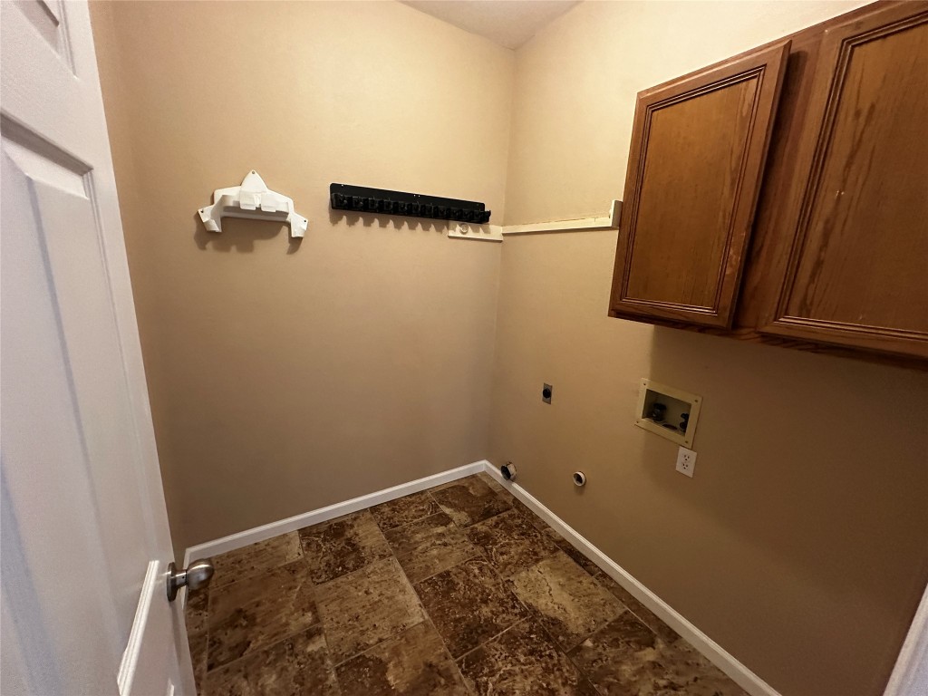 1041 Disraeli Circle Pflugerville, TX 78660 - Photo 29 of 29 a bathroom with a window