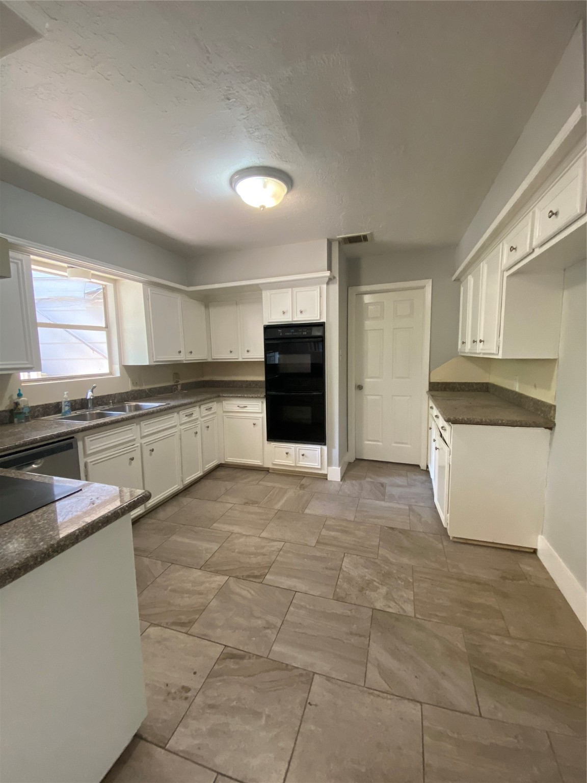 902 Appomattox Drive Spring, TX 77380 - Photo 6 of 18 a large kitchen with granite countertop a stove top oven a sink dishwasher and a refrigerator with wooden cabinets