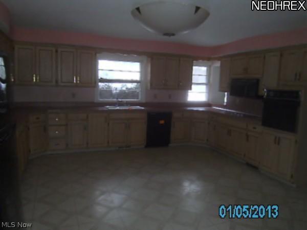 1123 Blanchester Road Cleveland, OH 44124 - Photo 3 of 9
