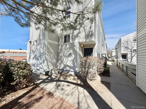 a view of a pathway with yard