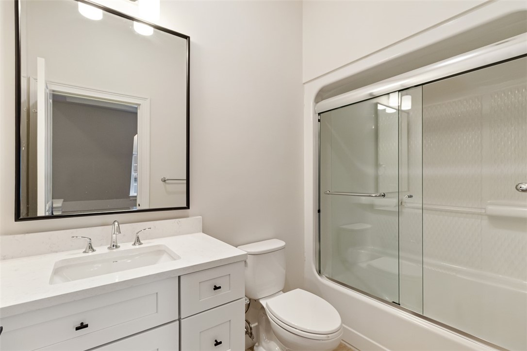 18 State Street, Unit 5 Bristol, RI 02809 - Photo 12 of 27 Full Bathroom