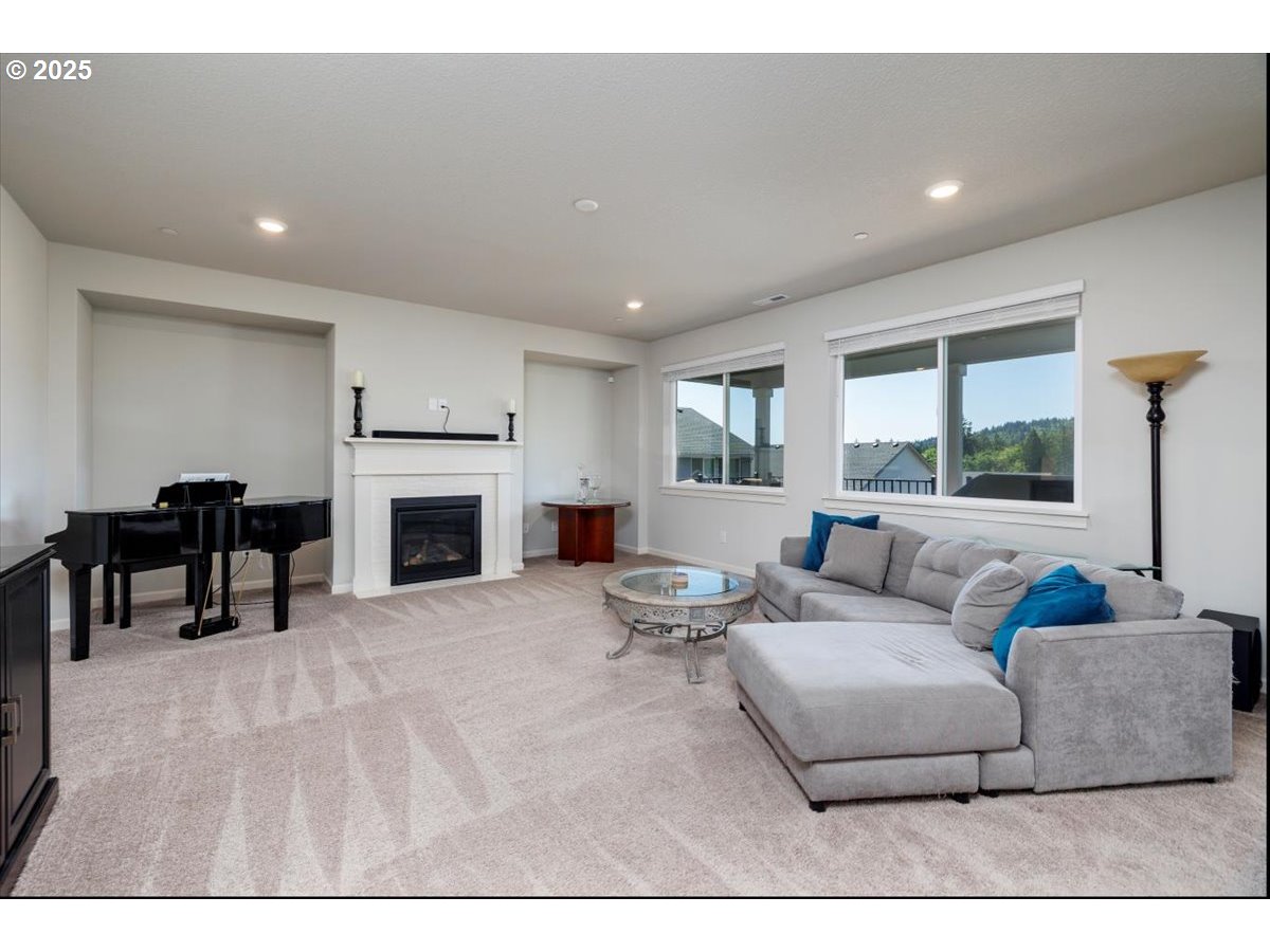 15556 Southeast Flavel Street Portland, OR 97236 - Photo 11 of 37 Great Room