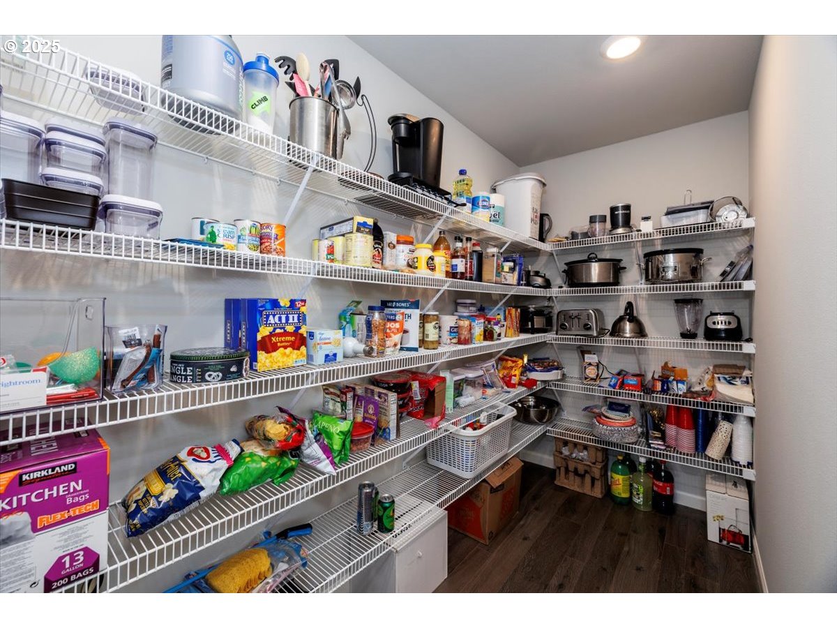 15556 Southeast Flavel Street Portland, OR 97236 - Photo 17 of 37 Butler's Pantry