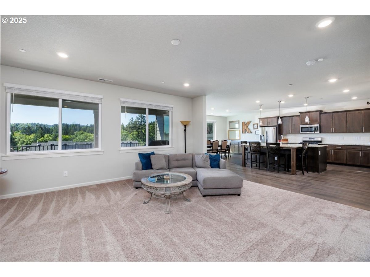 15556 Southeast Flavel Street Portland, OR 97236 - Photo 9 of 37 Great Room