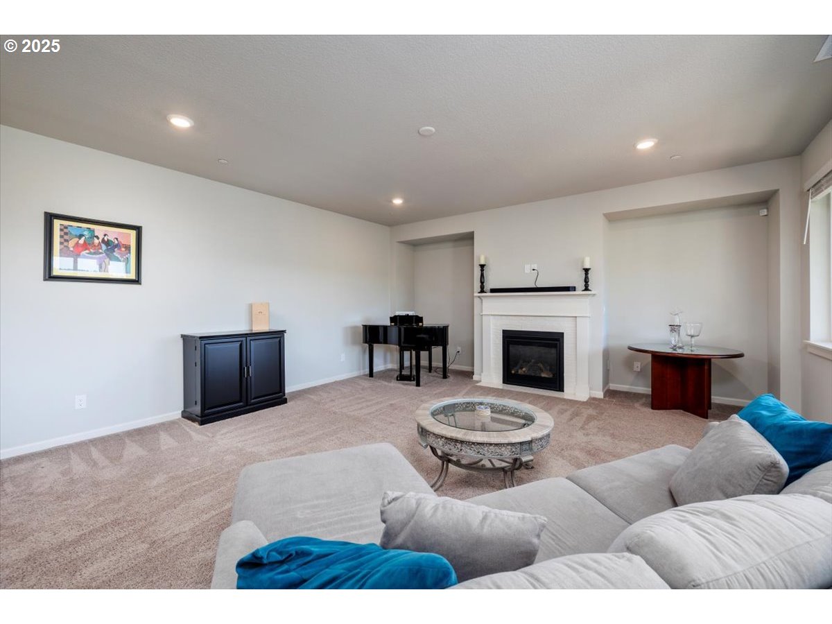 15556 Southeast Flavel Street Portland, OR 97236 - Photo 10 of 37 Great Room