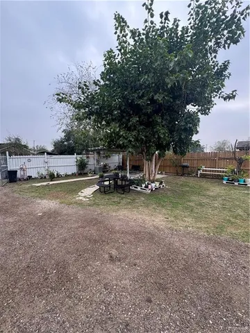 a view of a house with backyard