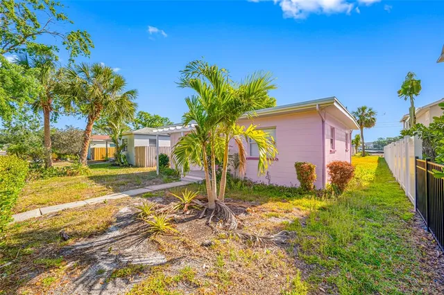 a view of a house with backyard
