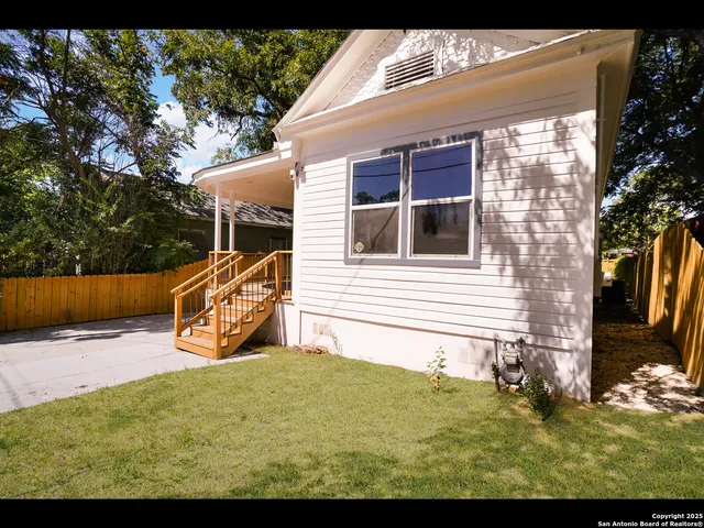 a view of a house with backyard