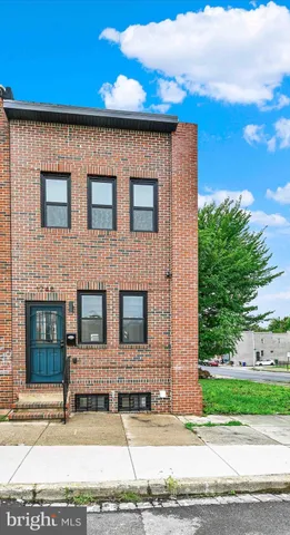 a view of front of a house with a yard