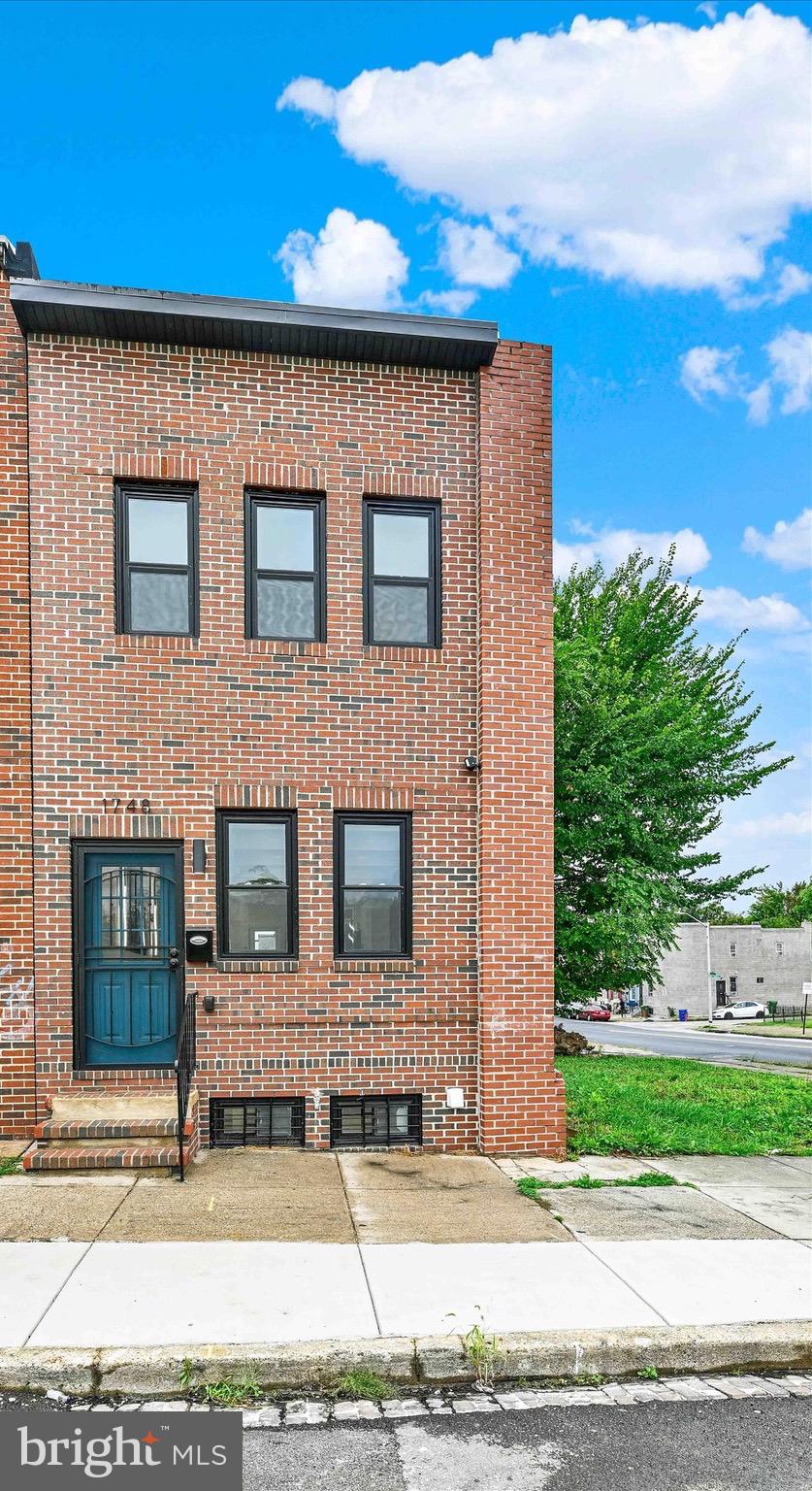 a view of front of a house with a yard