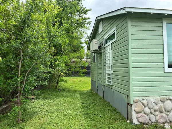 a view of a backyard