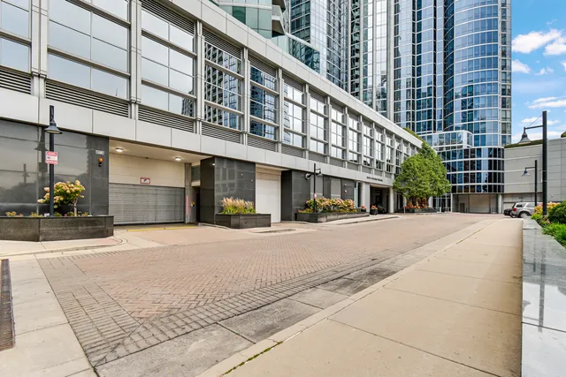 $575,000 | 1201 South Prairie Avenue, Unit 2404, Chicago, IL 60605