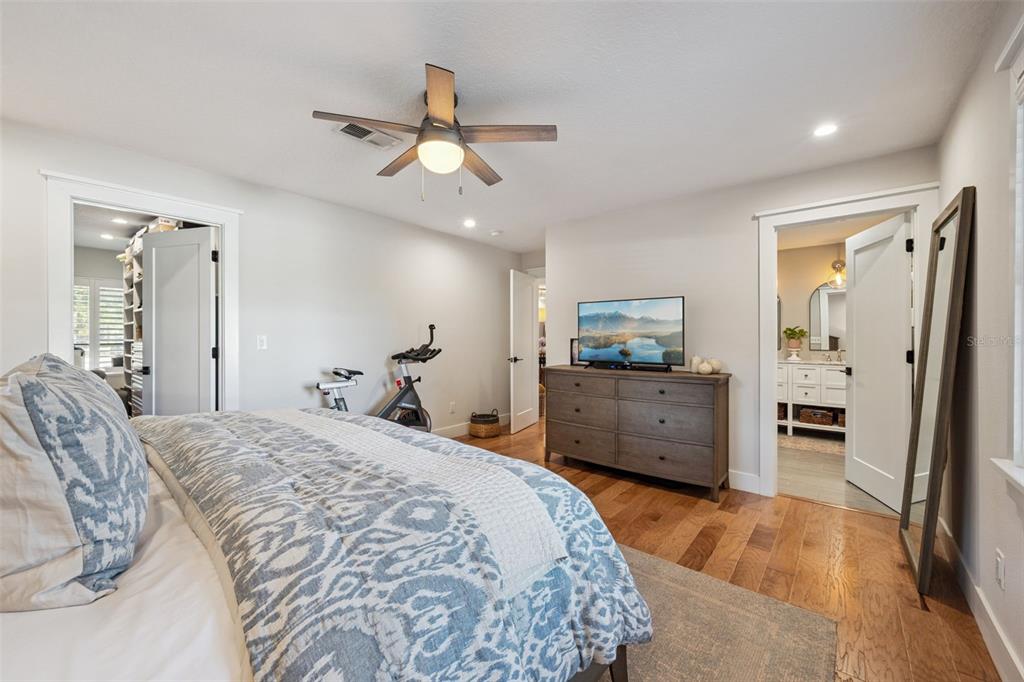 2609 Summerfield Road Winter Park, FL 32792 - Photo 19 of 40 a bedroom with a bed and a television