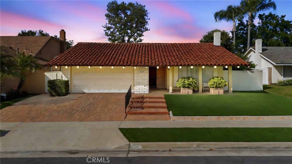 a view of a house with a yard
