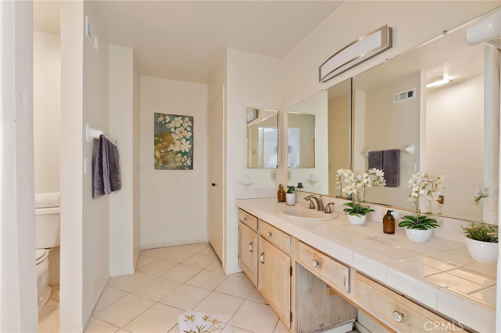 5385 Strasbourg Avenue Irvine, CA 92604 - Photo 40 of 59 a spacious bathroom with double sink and a mirror