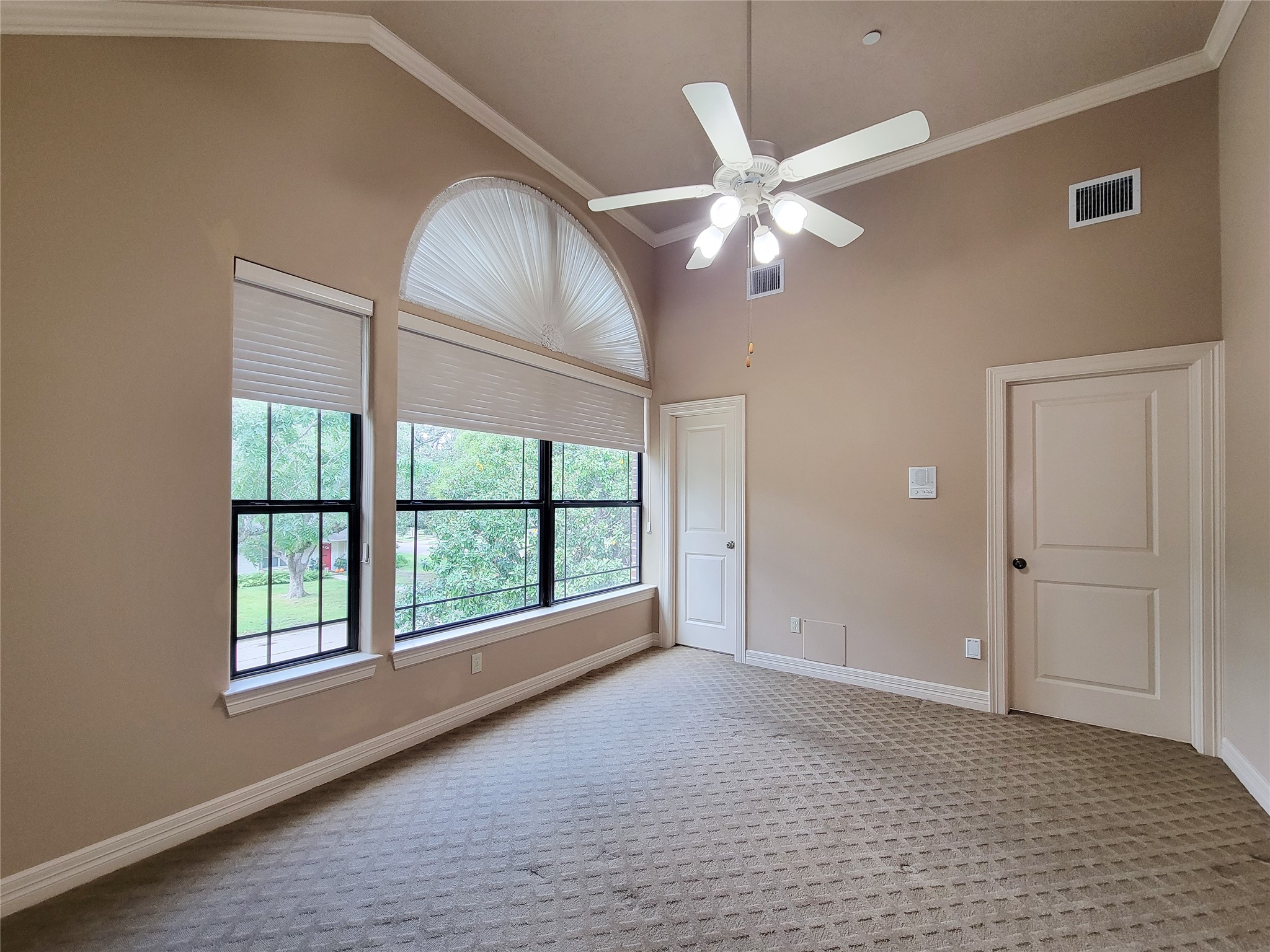 1118 Colonial Street Bellaire, TX 77401 - Photo 18 of 50 Secondary Bedroom with its own private bath.