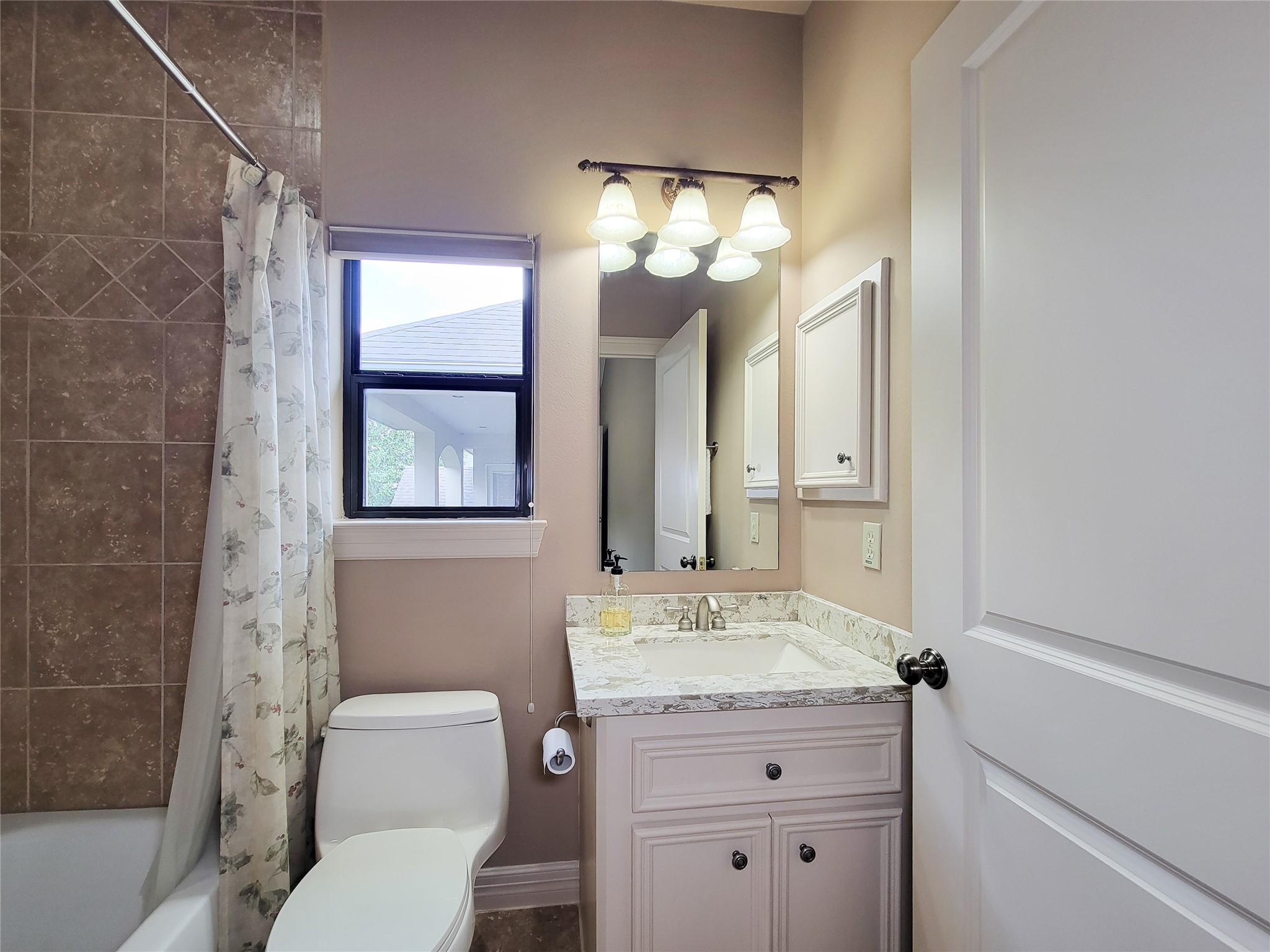 1118 Colonial Street Bellaire, TX 77401 - Photo 19 of 50 The private bath in the first of the secondary bedrooms with tub and shower.