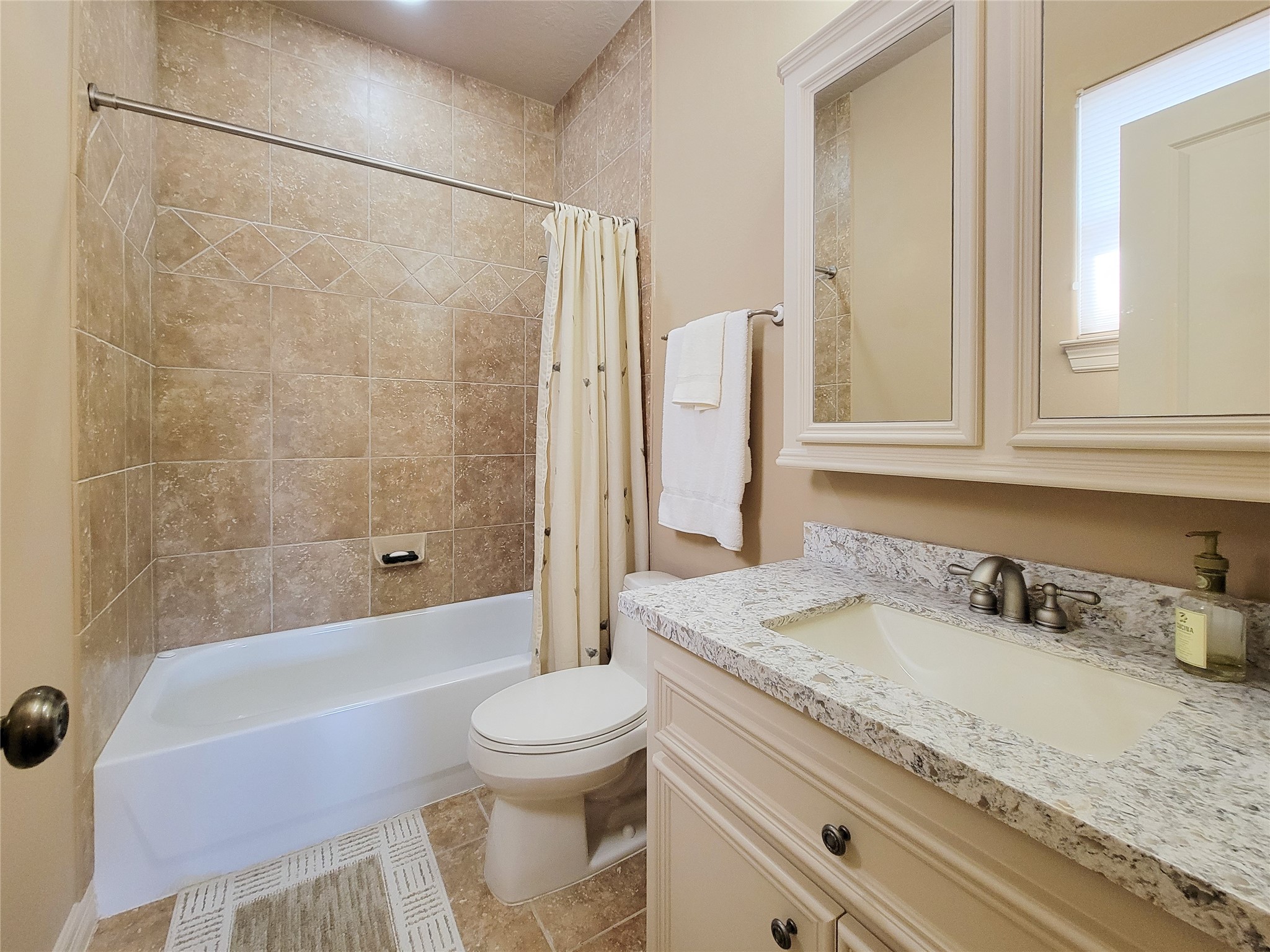 1118 Colonial Street Bellaire, TX 77401 - Photo 22 of 50 Private bath to this bedroom with tub and shower.