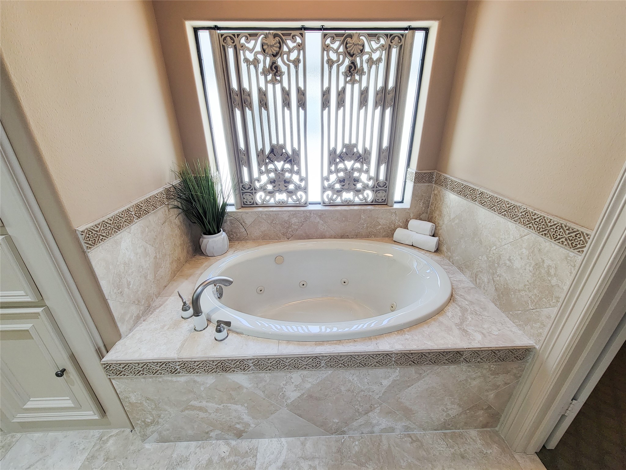 1118 Colonial Street Bellaire, TX 77401 - Photo 27 of 50 Spa tub.