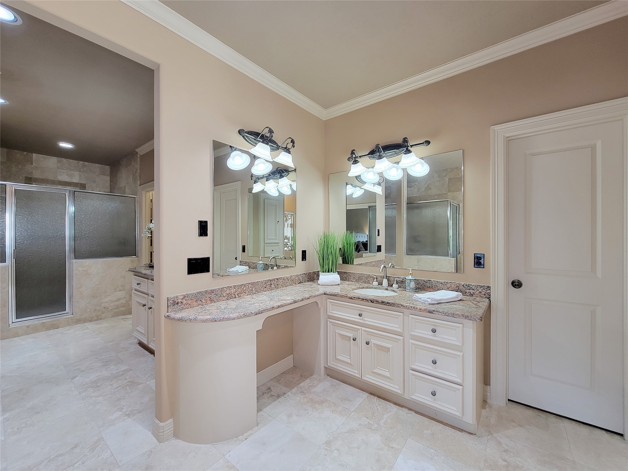 1118 Colonial Street Bellaire, TX 77401 - Photo 28 of 50 Two large separate vanities. One of the walk in closets is to the right.