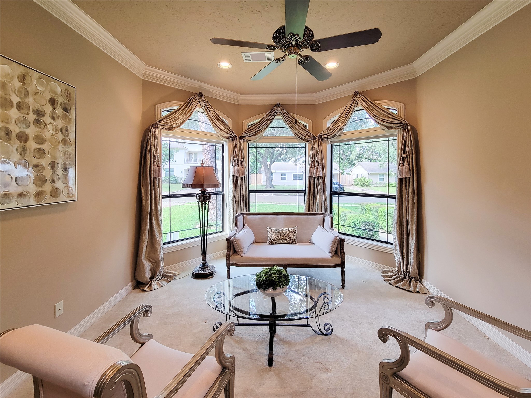 1118 Colonial Street Bellaire, TX 77401 - Photo 3 of 50 This inviting formal living room has so much natural light through the bay and transom windows. High ceilings, ceiling fan and crown molding.