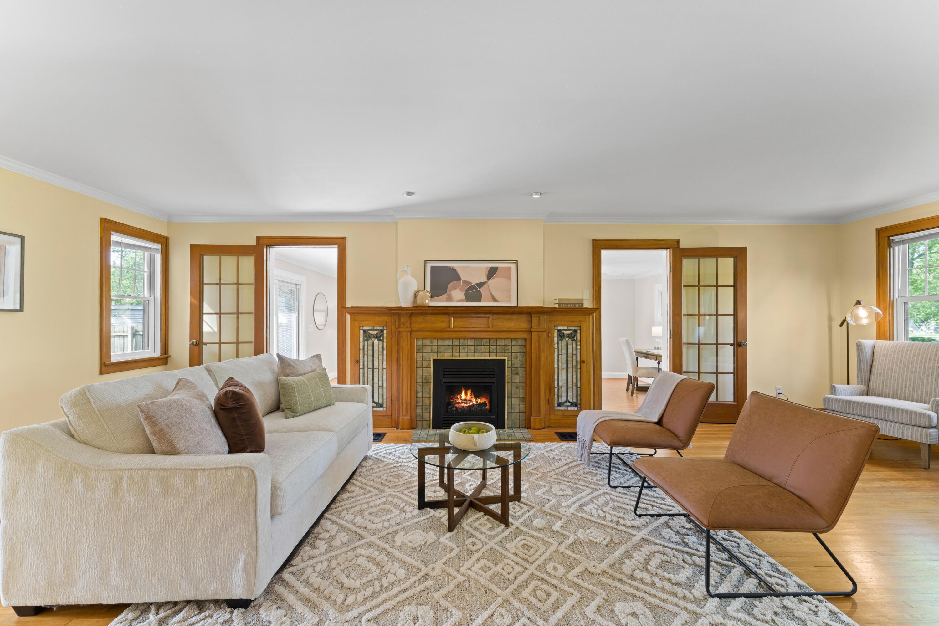 949 South Cassingham Road Columbus, OH 43209 - Photo 9 of 52 Gas fireplace