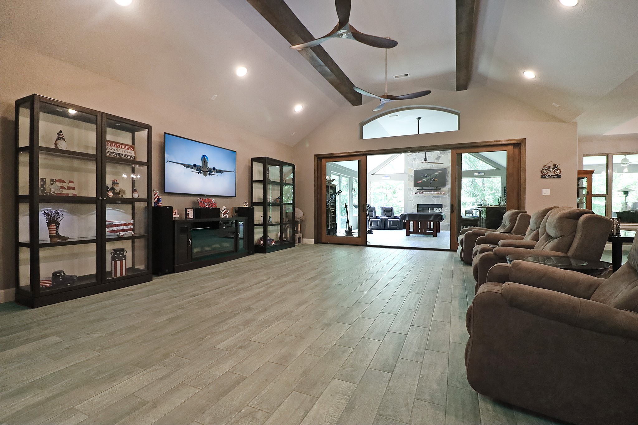 121 Red Hawk Road Huntsville, TX 77340 - Photo 10 of 48 Living room looking out to Four seasons room