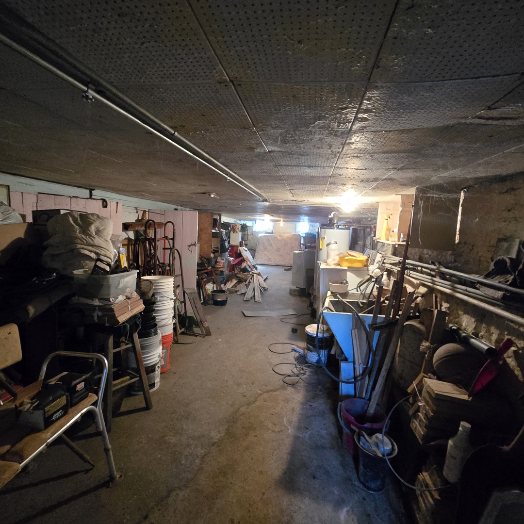 2016 West Superior Street Chicago, IL 60612 - Photo 12 of 16 a view of a room with gym equipment
