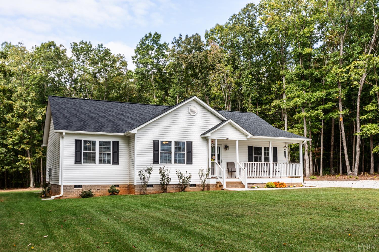 7099 Oakville Road Appomattox, VA 24522 - Photo 2 of 31 a front view of a house with a garden