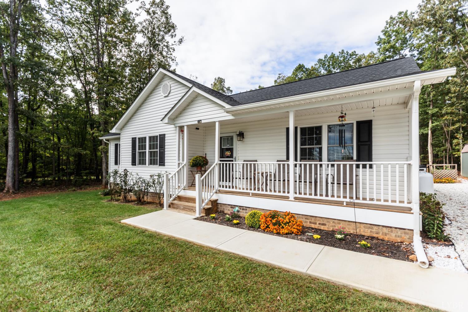 7099 Oakville Road Appomattox, VA 24522 - Photo 3 of 31 a front view of a house with a yard