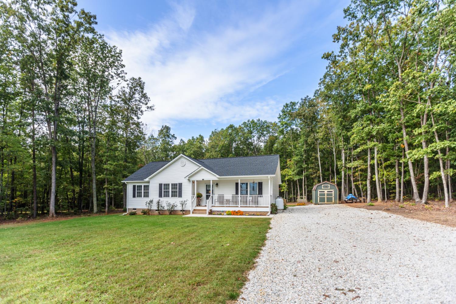 7099 Oakville Road Appomattox, VA 24522 - Photo 4 of 31 a front view of a house with garden