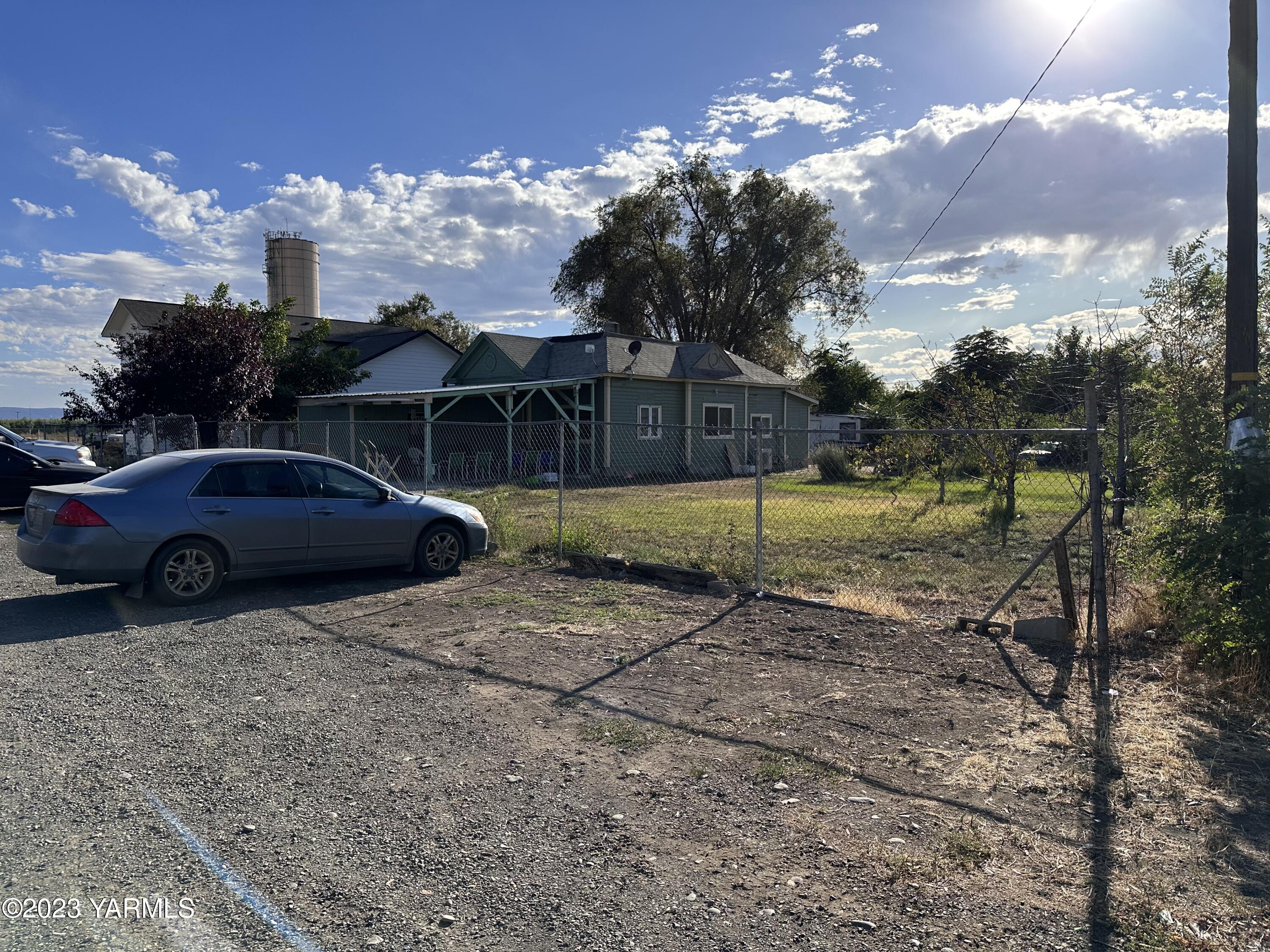 a view of a house with backyard and entertaining space