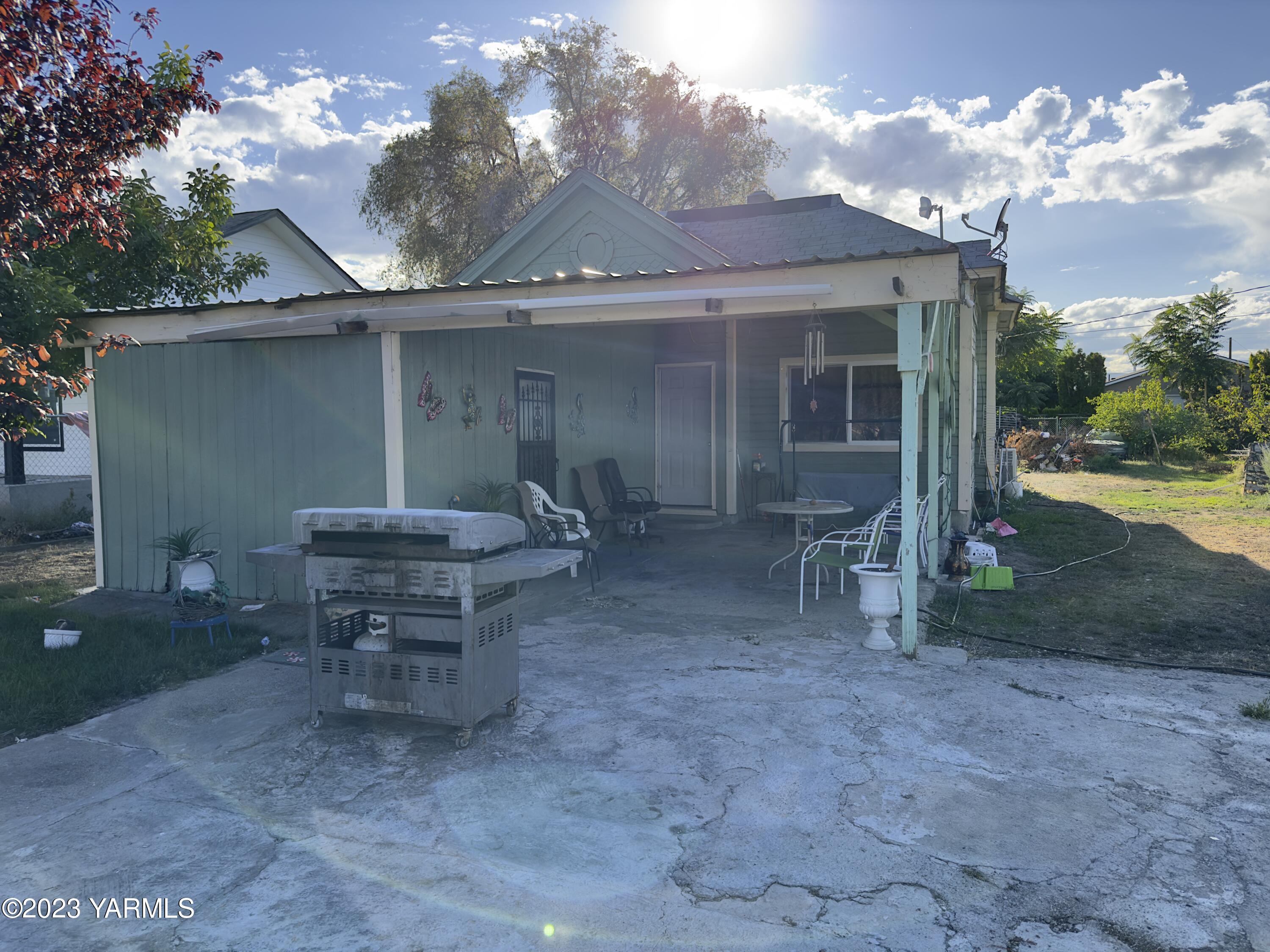 450 Main Street Parker, WA 98939 - Photo 3 of 18 a backyard of a house with table and chairs