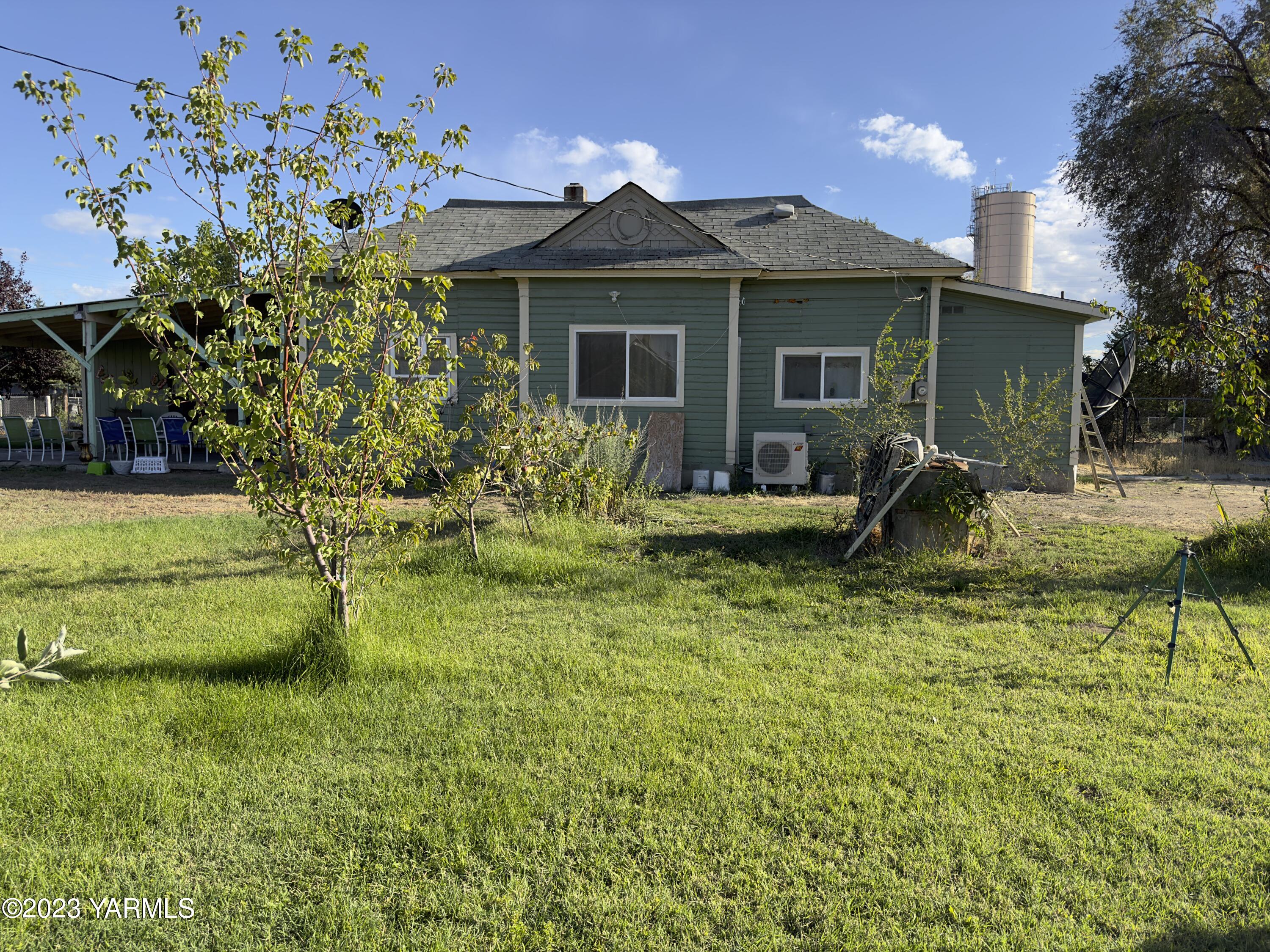 450 Main Street Parker, WA 98939 - Photo 5 of 18 a front view of a house with garden