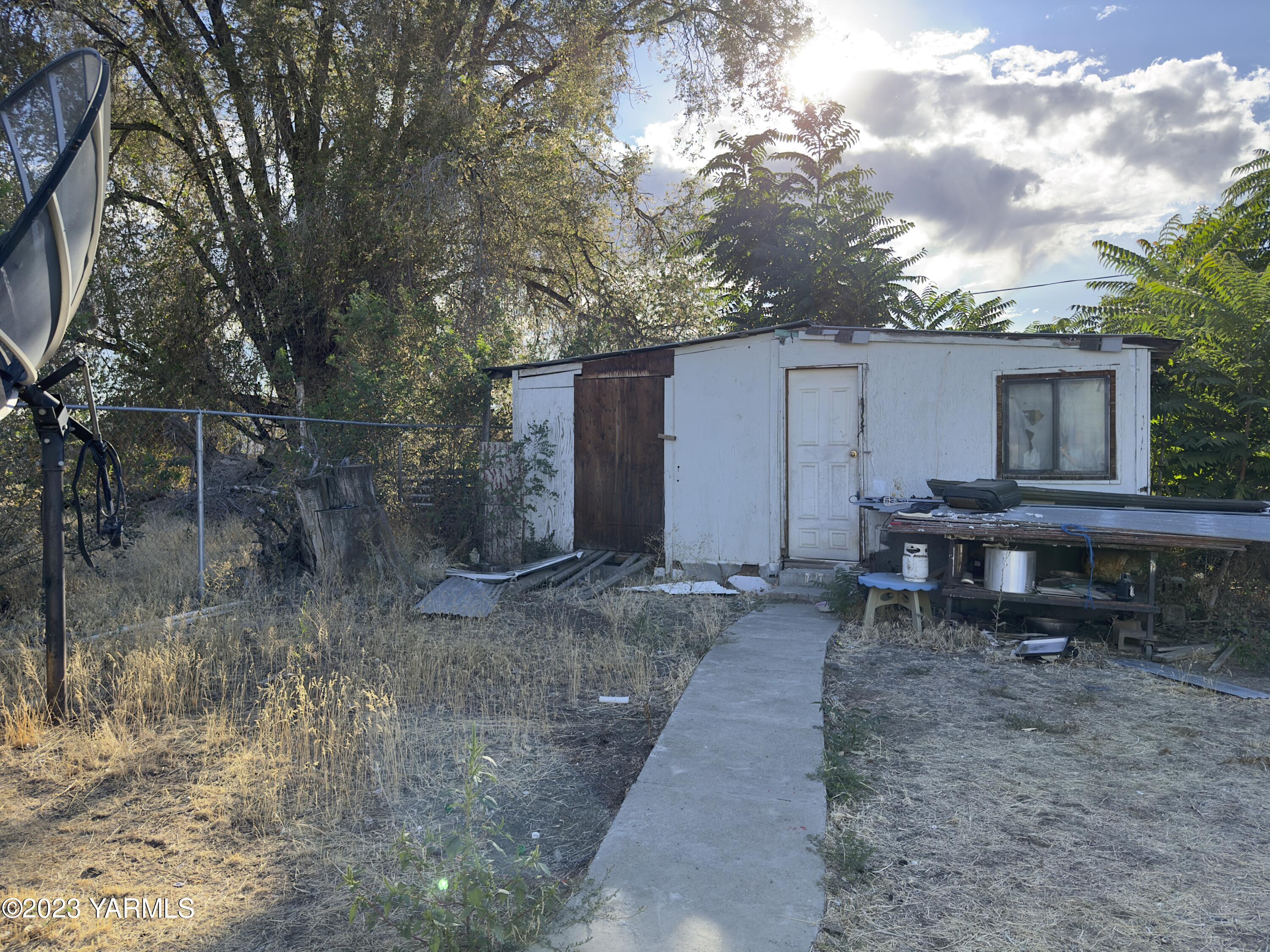 450 Main Street Parker, WA 98939 - Photo 8 of 18 a backyard of a house with table and chairs