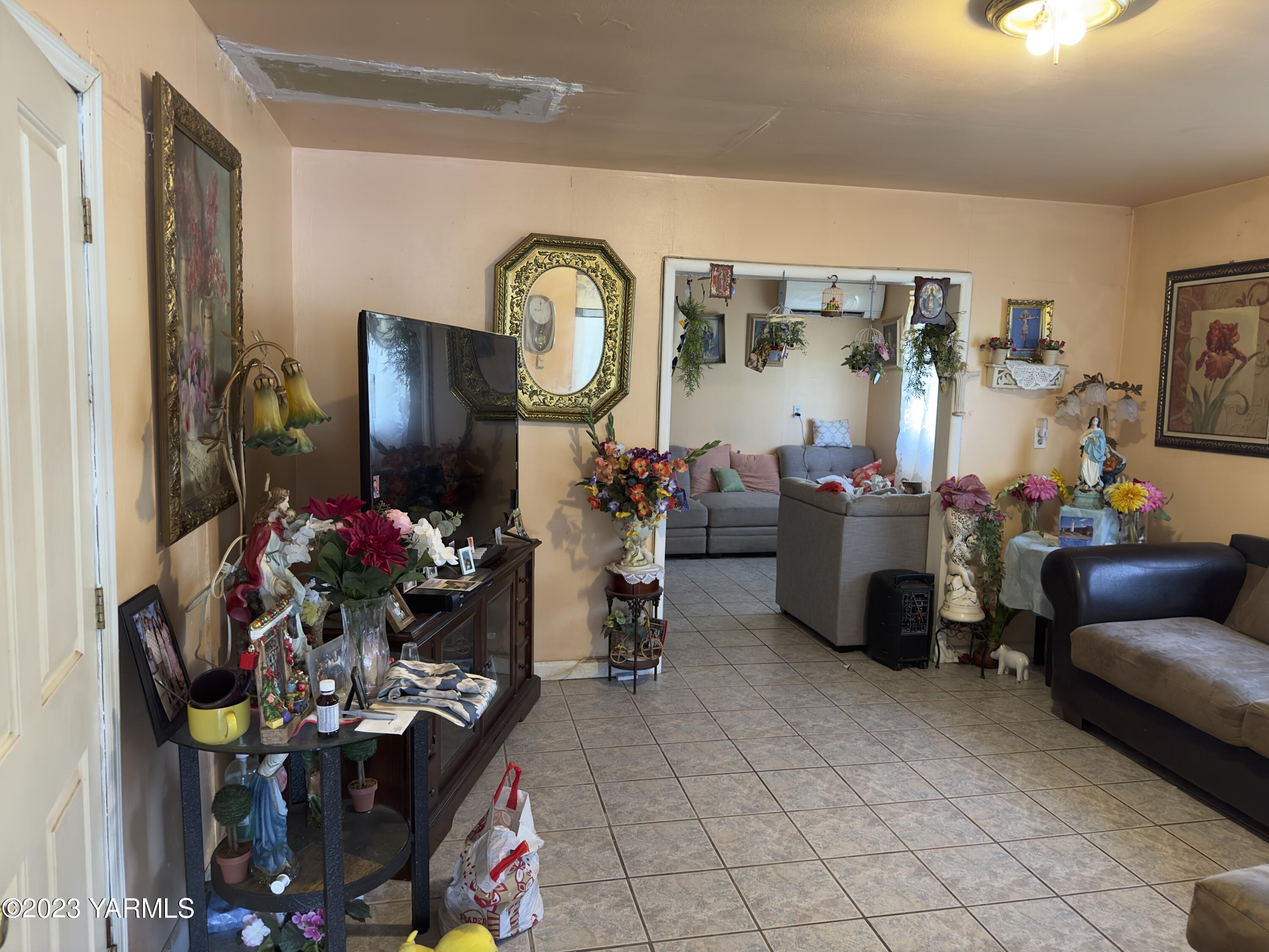 450 Main Street Parker, WA 98939 - Photo 9 of 18 a living room filled with furniture