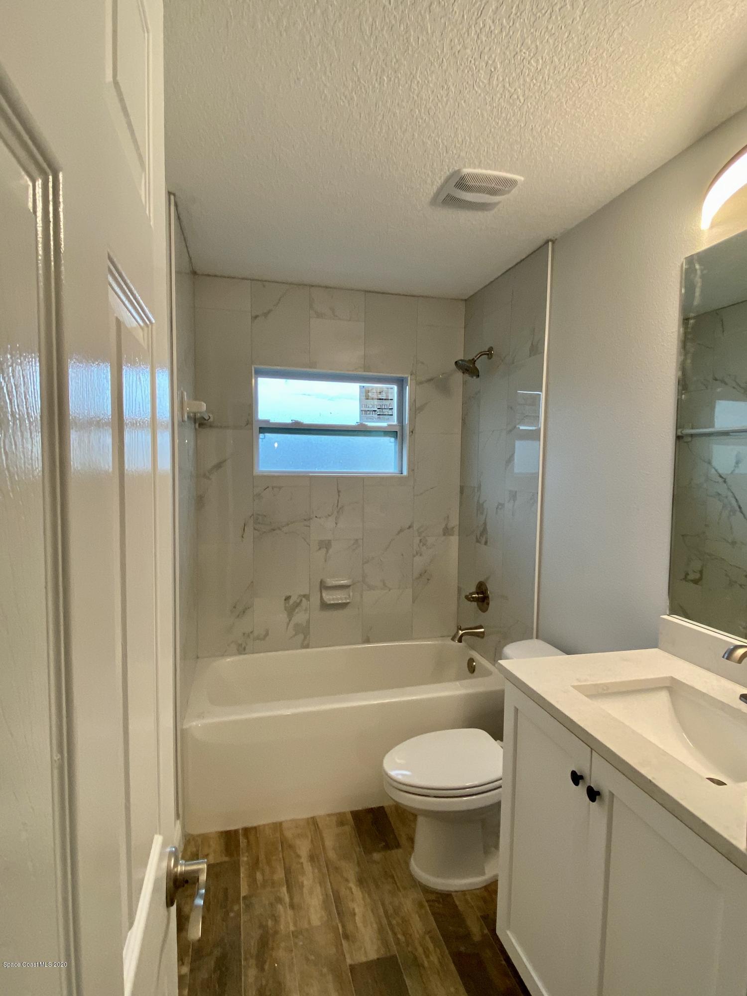 6444 Hudson Road Cocoa, FL 32927 - Photo 18 of 21 a bathroom with a toilet a sink and bathtub