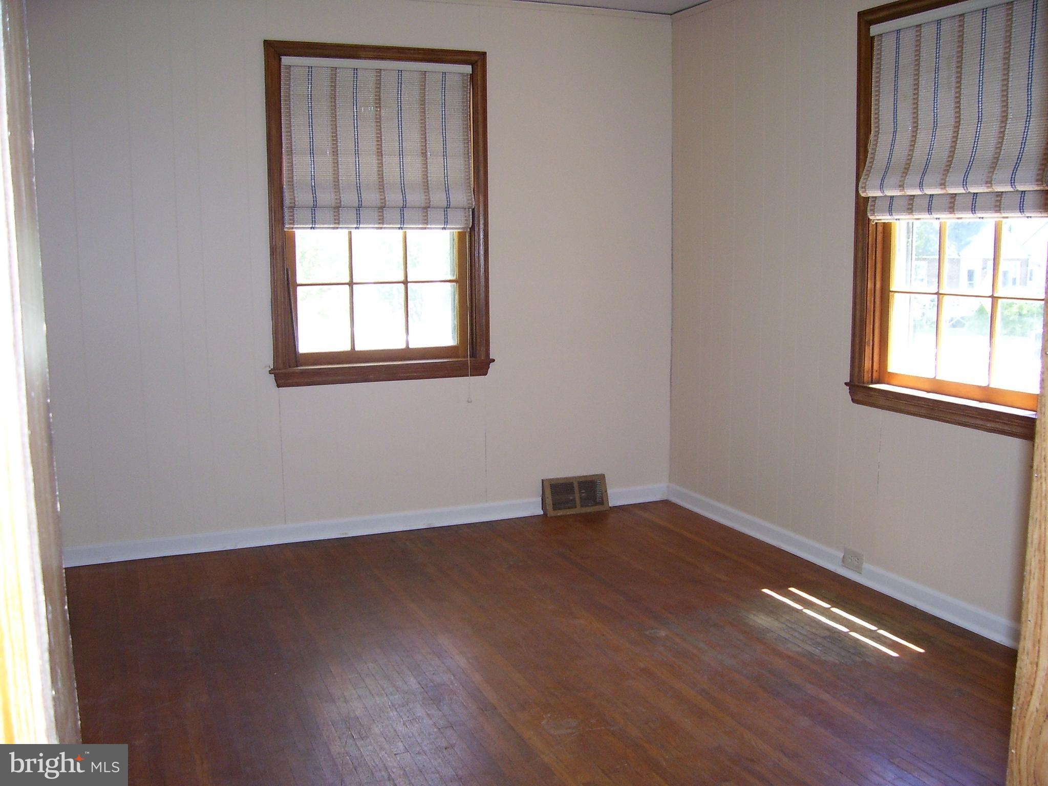 925 Village Road Folsom, PA 19033 - Photo 3 of 19 Gallery Image 3
