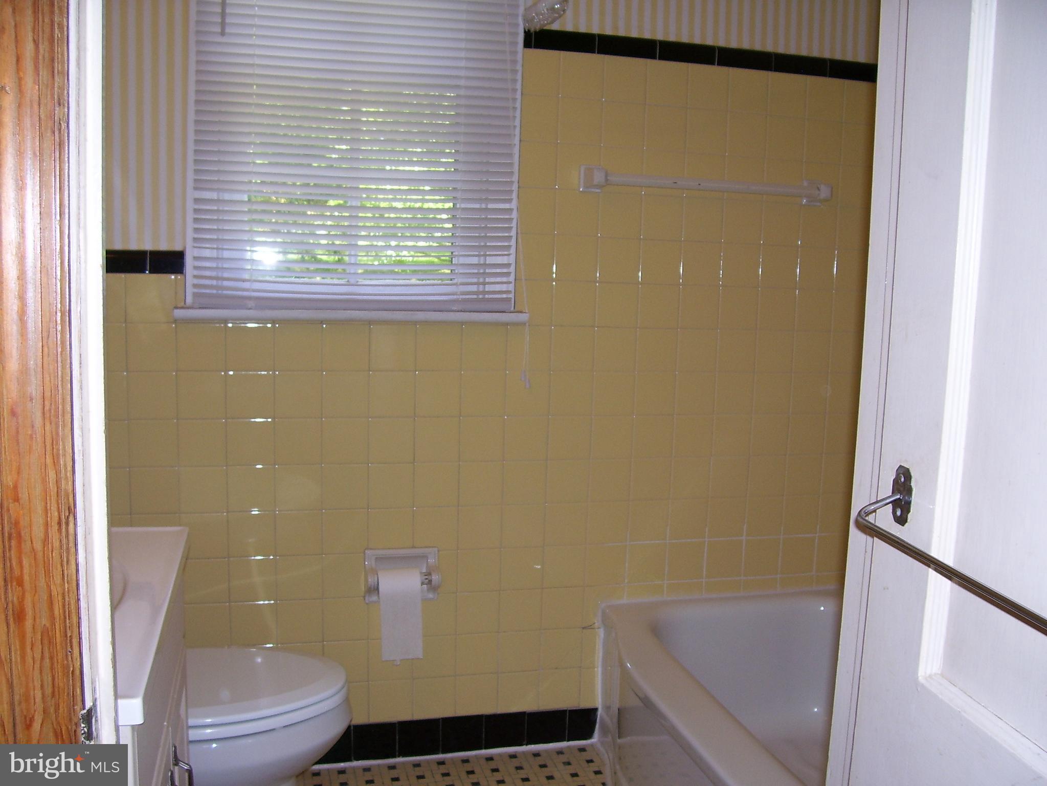 925 Village Road Folsom, PA 19033 - Photo 5 of 19 Gallery Image 5