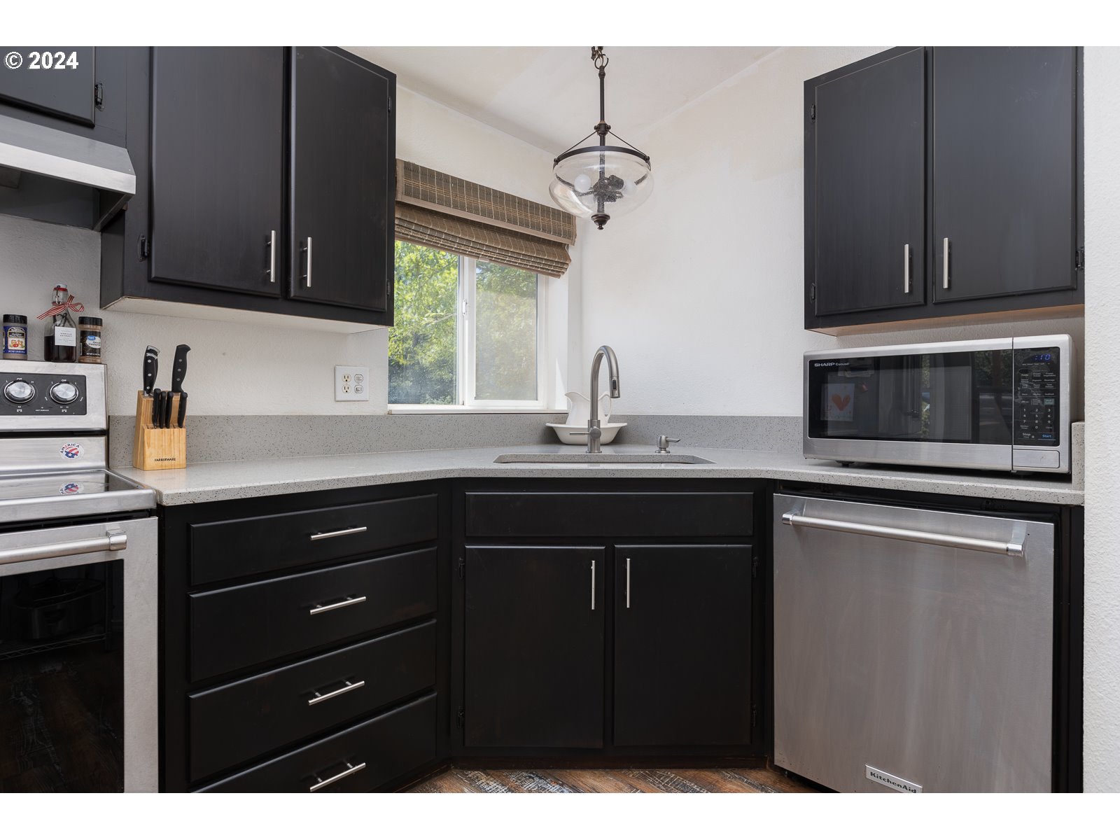 240 Southwest Brentwood Drive Waldport, OR 97394 - Photo 7 of 22