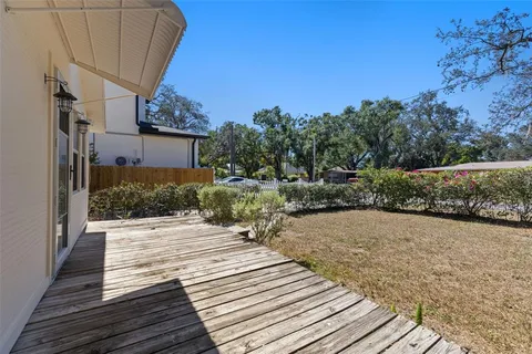 a view of a backyard