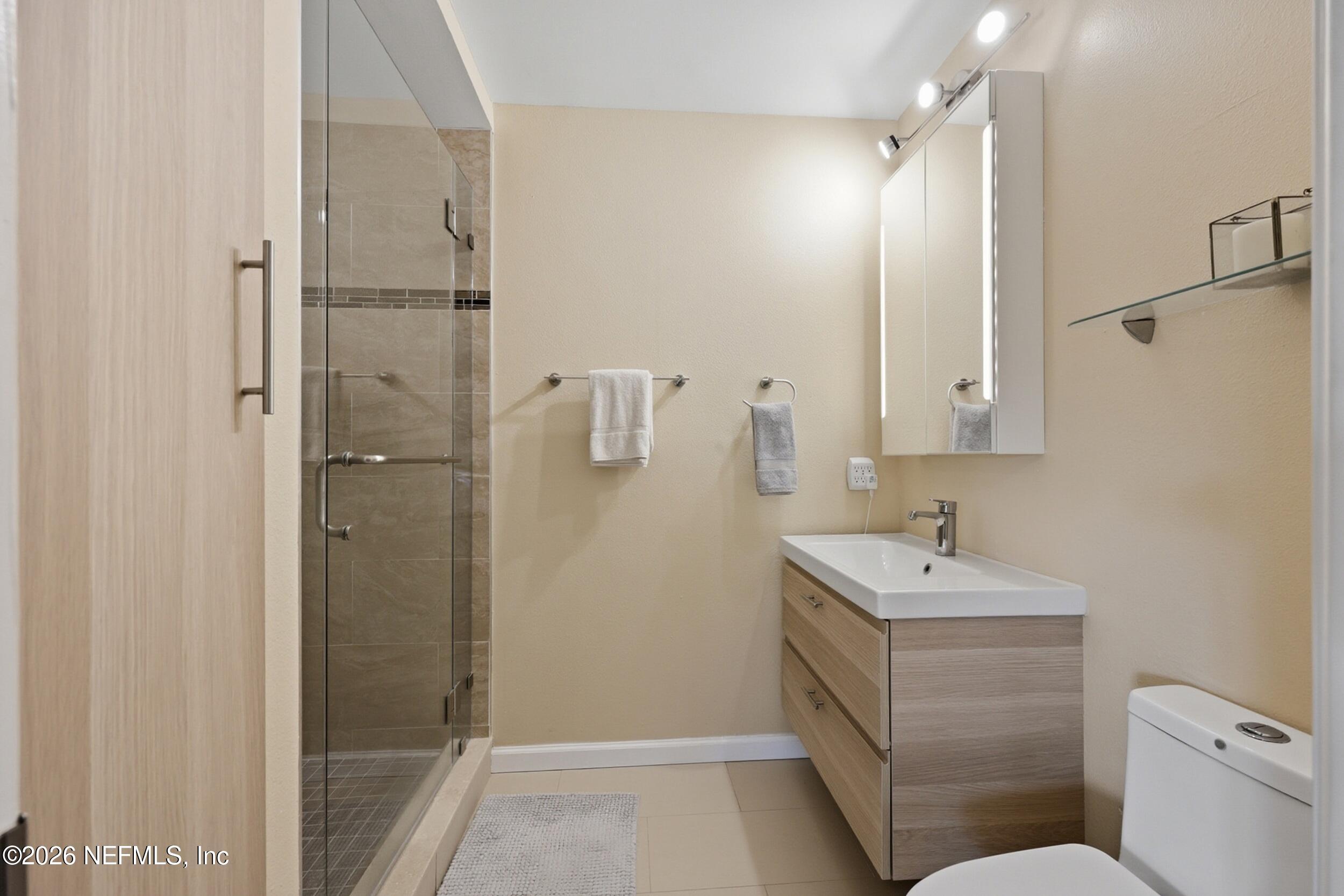 8715 Belle Rive Boulevard, Unit 1607 Jacksonville, FL 32256 - Photo 17 of 33 Primary Bath